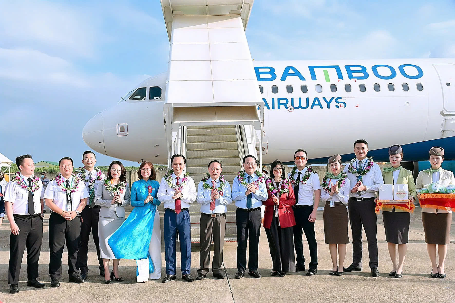 Lãnh đạo tỉnh Gia Lai trao vòng nguyệt quế chúc mừng các thành viên tổ bay hoàn thành nhiệm vụ. Ảnh: T.N