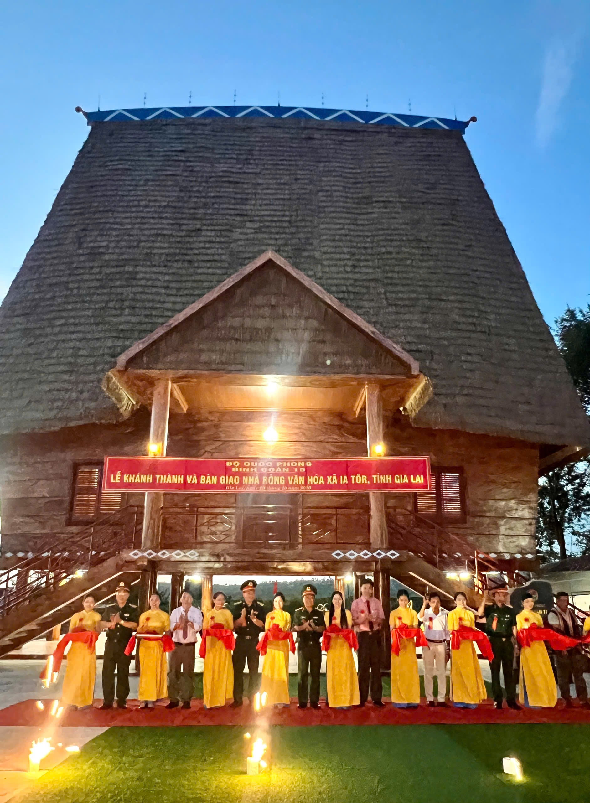 Các đại biểu cắt băng khánh thành nhà rông văn hóa xã Ia Tôr