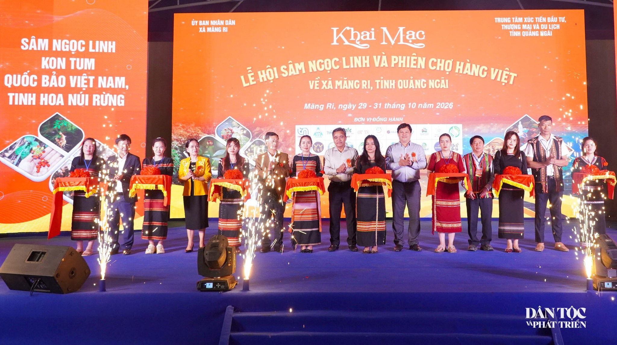Các đại biểu cắt băng khai mạc Lễ hội sâm Ngọc Linh và Phiên chợ hàng việt về xã Măng Ri. Ảnh: Ngọc Chí