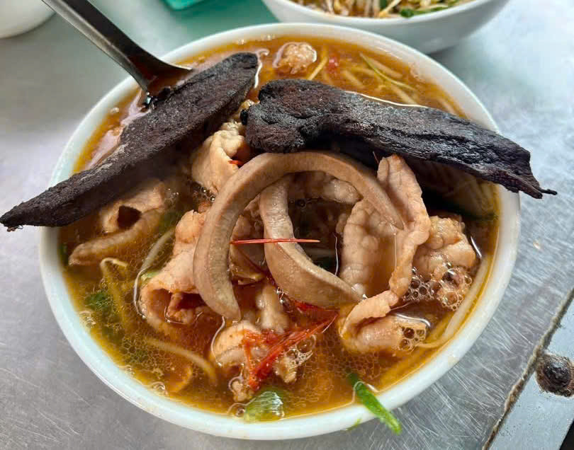 Phở Gan cháy Đáp Cầu với phần gan được chế biến cháy cạnh, tạo hương vị riêng của ẩm thực Bắc Ninh. Ảnh: Việt Hà