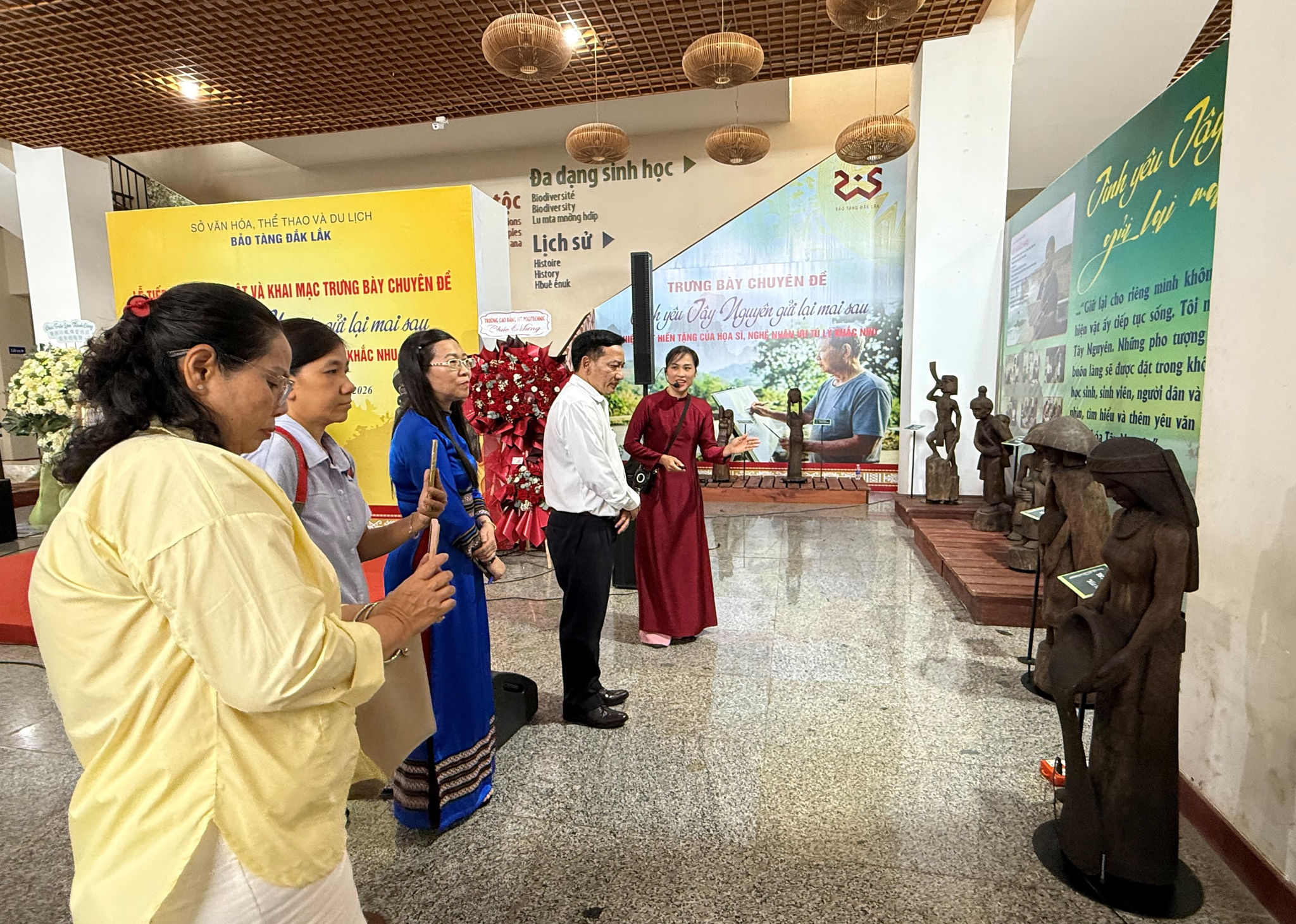 Du khách tham quan không gian trưng bày chuyên đề Tình yêu Tây Nguyên gửi lại mai sau