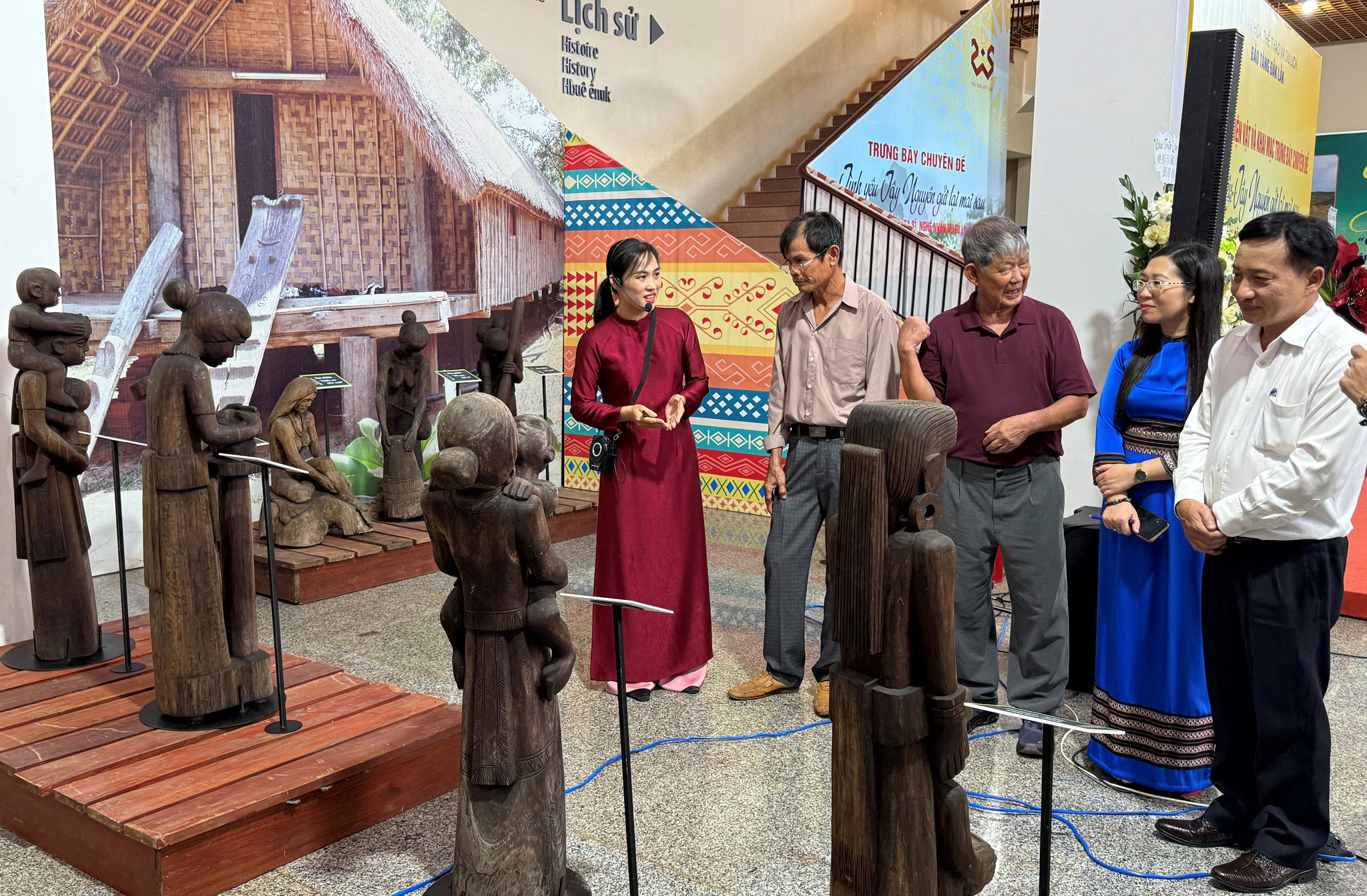 Họa sĩ, Nghệ sĩ Ưu tú Lý Khắc Nhu (ở giữa) giới thiệu các tác phẩm tượng
