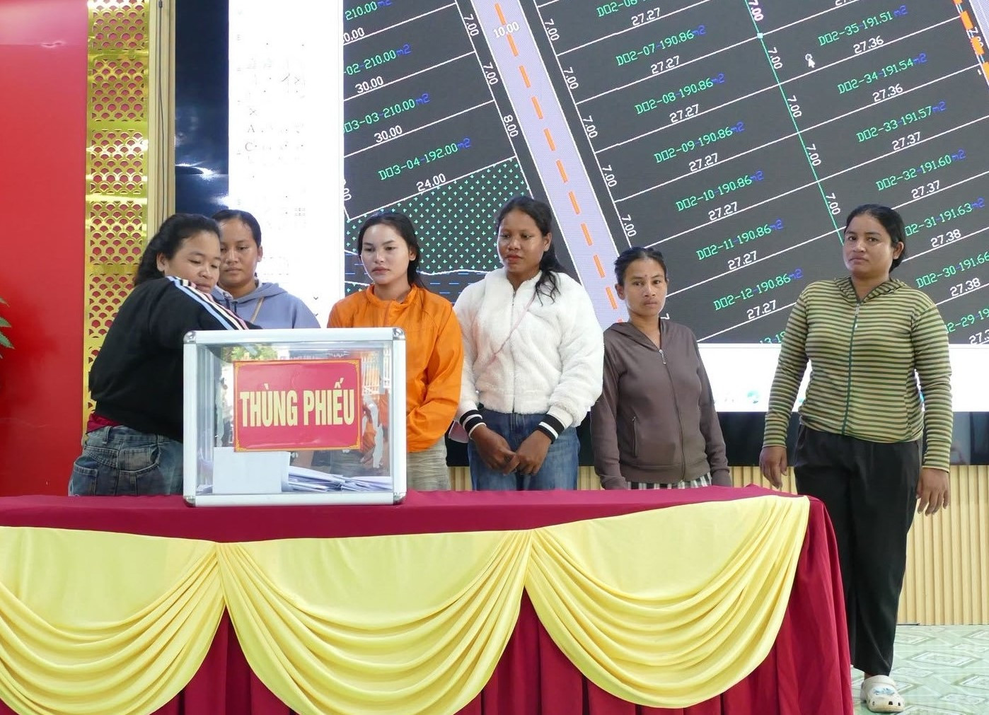 Từng hộ đồng bào DTTS đủ điều kiện thụ hưởng chính sách tự tay bốc thăm vị trí đất 1