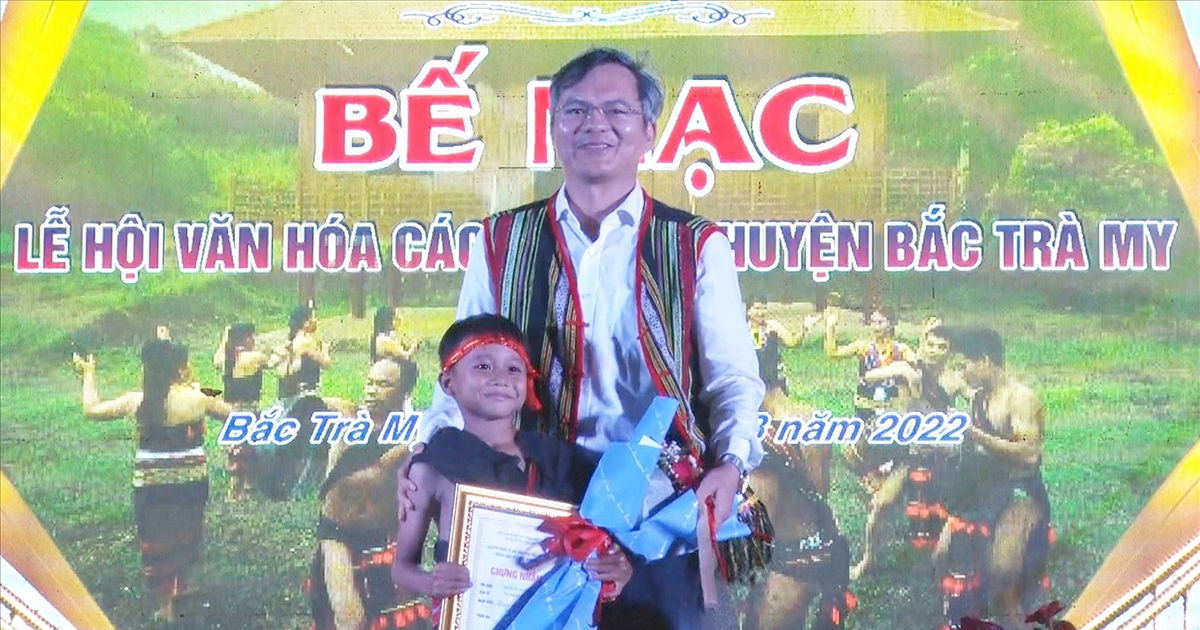 Cậu bé lớp 2 trình diễn thành thục 5 bài chiêng của người CaDong
