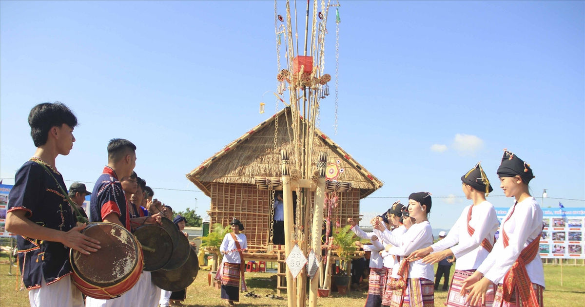 Đắm say tiếng trống K’toang của người Chăm H’roi