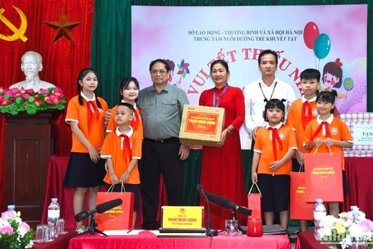 Hành động với cả trái tim yêu thương, là chỗ dựa vững chắc cho các cháu gửi gắm niềm tin yêu