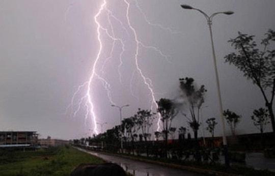 Hà Nội: Cô gái bị sét đánh trong mưa dông