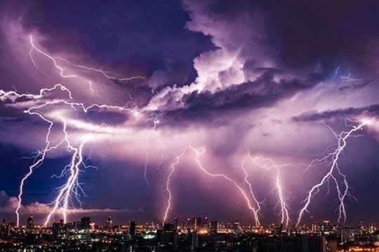 Hy hữu nam thanh niên bị sét đánh khi đang trong nhà