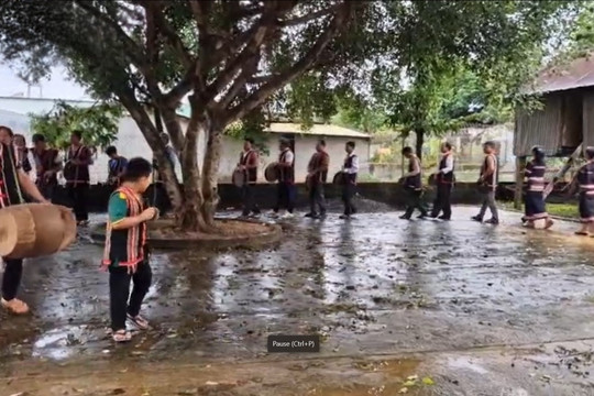 Người dân Tây Nguyên tấu bài chiêng buồn tiễn biệt Tổng Bí thư Nguyễn Phú Trọng
