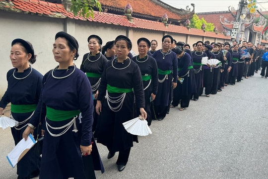 Đồng bào dân tộc Tày vượt đường xa về Thủ đô viếng Tổng Bí Thư Nguyễn Phú Trọng