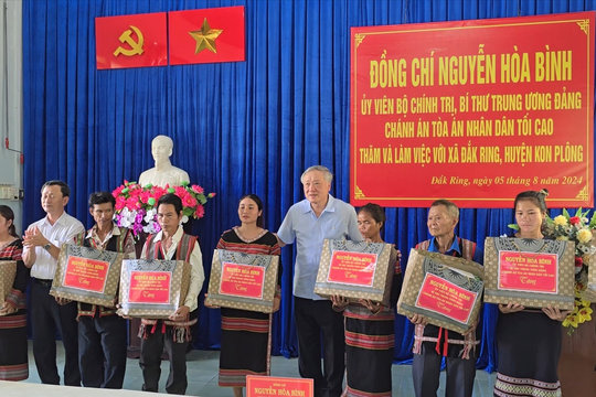 Chánh án Tòa án nhân dân tối cao thăm hỏi, động viên người dân vùng động đất ở Kon Tum