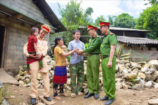 Hoa trên cao nguyên đá: Ngôi sao giữa trời đêm biên giới  (Bài 1)