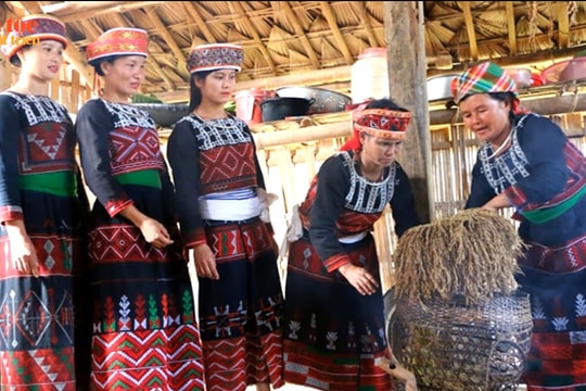 “Sống lại” trang phục người Phù Lá