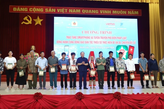 Quảng Ninh: Trao tặng Smartphone cho 135 hộ nghèo, hộ cận nghèo huyện Bình Liêu