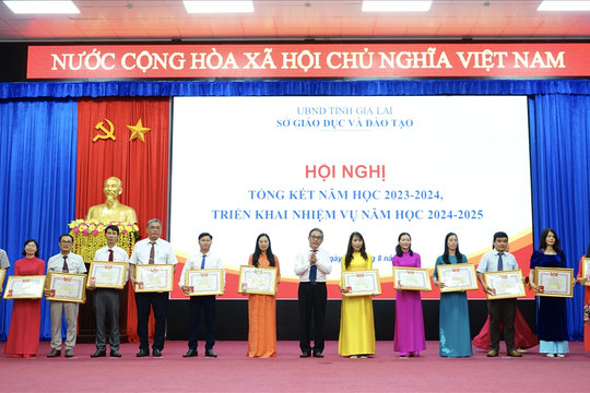 Gia Lai: Trao hơn 1.000 suất học bổng cho học sinh nghèo, DTTS đạt kết quả khá, giỏi
