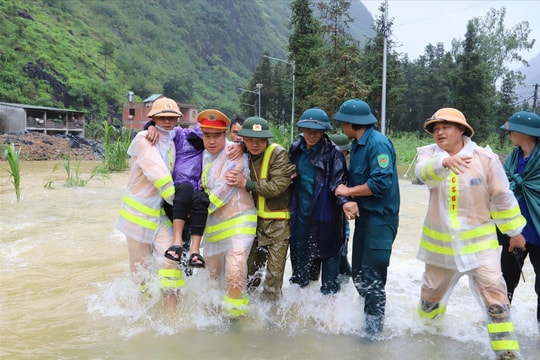 Hà Giang: Lực lượng chức năng kịp thời hỗ trợ bệnh nhân vượt lũ tới bệnh viện