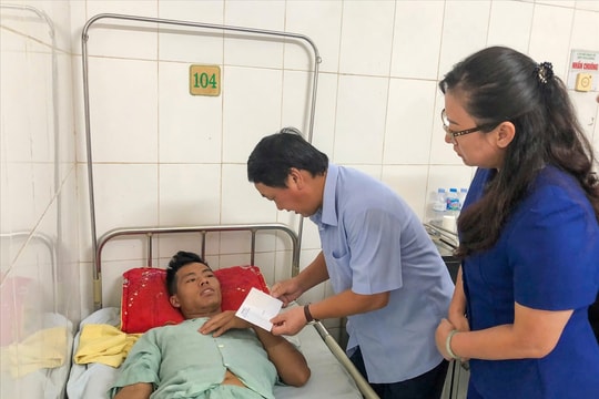 Bộ trưởng, Chủ nhiệm Uỷ ban Dân tộc Hầu A Lềnh thăm các bệnh nhân bị thương nặng do sạt lở đất tại tỉnh Lào Cai