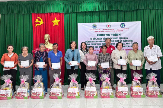Cần Giờ (TP. Hồ Chí Minh): Hàng trăm suất quà, học bổng được trao cho ngư dân và học sinh có hoàn cảnh khó khăn