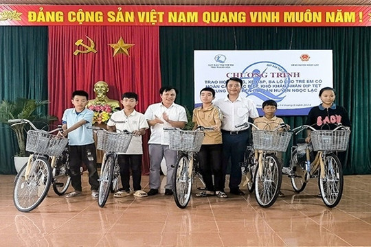 Thanh Hóa: Trao quà cho trẻ em có hoàn cảnh đặc biệt khó khăn ở vùng núi