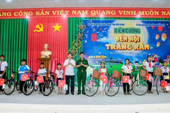Ấm ấp yêu thương tại Chương trình “Biên cương - Đêm hội trăng rằm” tại biên giới Hà Tiên
