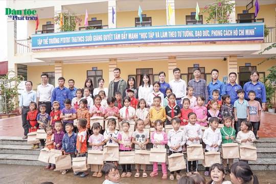 Mang niềm vui Trung thu đến cho các em nhỏ vùng cao