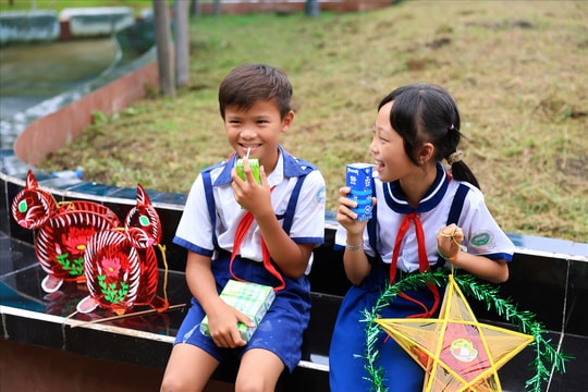 Vinamilk cùng trẻ em vùng khó khăn, vùng đồng bào DTTS và miền núi vui đón Tết Trung thu