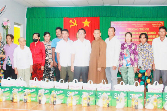 Ban Dân tộc và Tôn giáo tỉnh Bạc Liêu: Trao quà cho học sinh và đồng bào DTTS có hoàn cảnh khó khăn