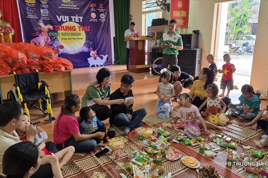 Ấm áp Chương trình: Trung thu với siêu nhân