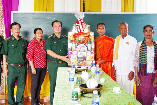 An Giang: Tặng quà, thăm hỏi đồng bào dân tộc Khmer dịp Lễ Sen Dolta năm 2024