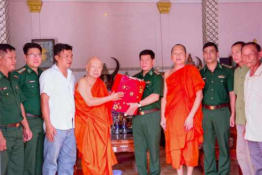 Sóc Trăng: Thăm, tặng quà các chùa Khmer khu vực biên giới  dịp Lễ Sen Dolta năm 2024