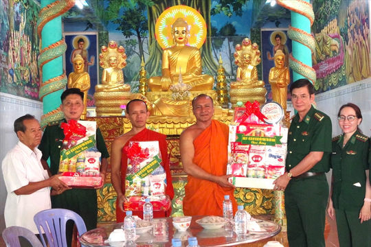 Kiên Giang: BĐBP thăm hỏi, tặng quà các chùa Khmer, Người có uy tín khu vực biên giới nhân dịp Lễ Sen Dolta năm 2024