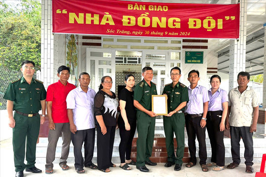 Bộ đội Biên phòng Kiên Giang: Trao tặng “Nhà Đồng đội” cho quân nhân người dân tộc Khmer đón Lễ Sen Dolta