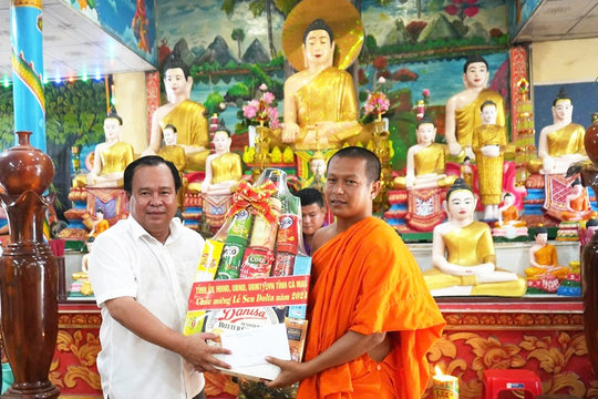 Cà Mau: Thăm hỏi, tặng quà đồng bào Khmer dịp Lễ Sen Dolta năm 2024