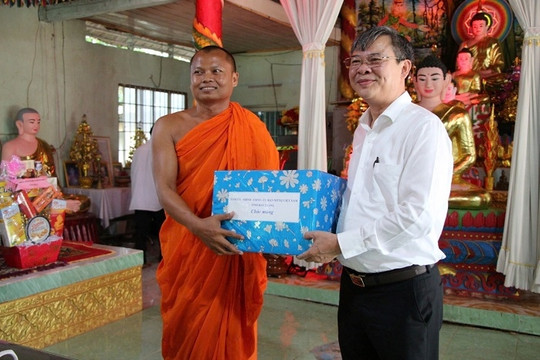 Hậu Giang: Thăm hỏi, tặng quà Hội đoàn kết sư sãi yêu nước tỉnh nhân dịp Lễ Sen Dolta