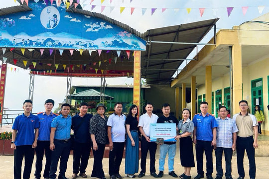 Gần 1 tỉ đồng và nhiều hiện vật trao tới đồng bào DTTS và học sinh nghèo của tỉnh Lai Châu và Điện Biên