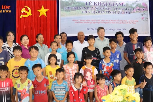 Truyền dạy ngôn ngữ Tà Mun cho thế hệ kế thừa