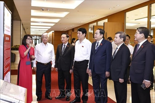Chủ tịch nước Lương Cường và Chủ tịch Quốc hội Trần Thanh Mẫn tham quan triển lãm chuyên đề "Nhật báo Quốc hội với Tổng tuyển cử đầu tiên"