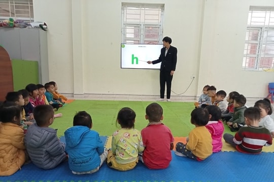 Thầy giáo Ngô Văn Bằng - "Mẹ hiền" của trẻ nhỏ ở Đồng Tâm