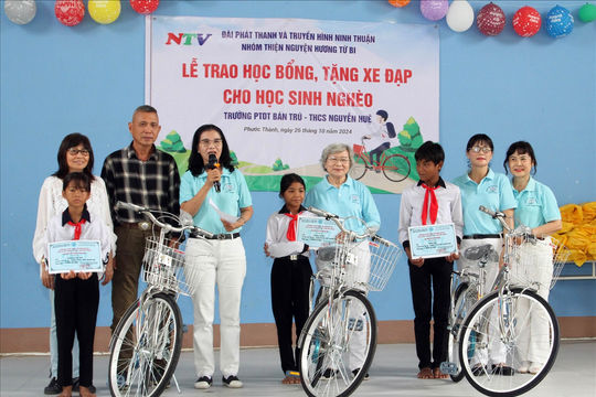 Ninh Thuận: Trao tặng học bổng và xe đạp cho học sinh Raglay