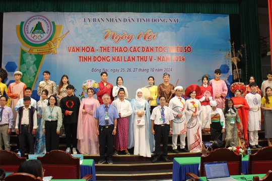 Rực rỡ sắc màu trong trang phục truyền thống của các dân tộc tỉnh Đồng Nai