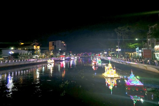 Đèn nước và ghe Cà Hâu khoe sắc trên dòng sông Maspéro