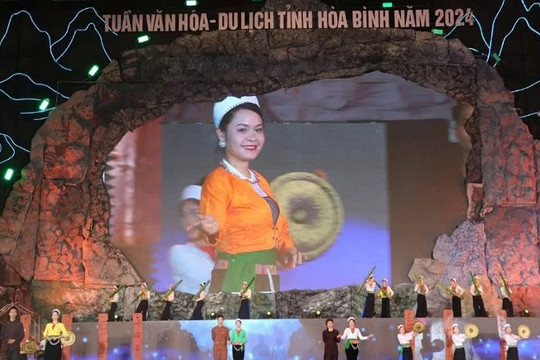 Đặc sắc Liên hoan trình diễn trang phục các dân tộc tỉnh Hòa Bình năm 2024