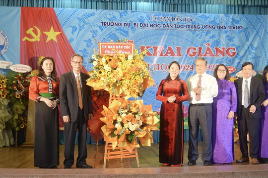 Thứ trưởng, Phó Chủ nhiệm UBDT Nông Thị Hà dự Lễ Khai giảng năm học mới và trao Quyết định bổ nhiệm Phó Hiệu trưởng Trường Dự bị Đại học Dân tộc Trung ương Nha Trang