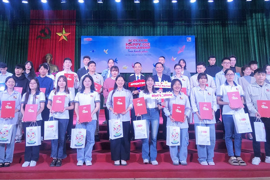 Hơn 100 triệu đồng học bổng được trao tặng cho học sinh, sinh viên DTTS
