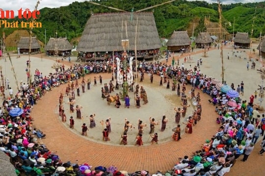 Người Cơ Tu vui hội nhập làng