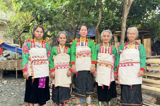 Lai Châu: Đặc sắc nghệ thuật sáng tạo trên trang phục truyền thống của dân tộc Mảng ở Nậm Nhùn