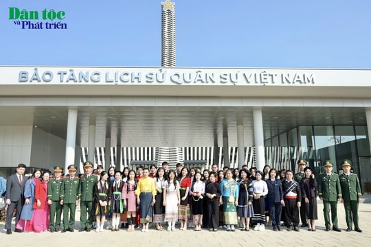 Đoàn HSSVTN DTTS xuất sắc, tiêu biểu năm 2024 tham quan Bảo tàng Lịch sử Quân sự Việt Nam