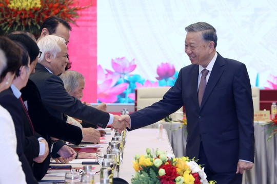 Sứ mệnh cao cả nhất của văn nghệ sĩ cách mạng là kiến tạo nhân cách văn hóa, xây dựng con người XHCN