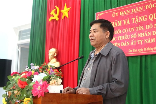 Thứ trưởng, Phó Chủ nhiệm Y Thông thăm, tặng quà Tết người nghèo ở vùng cao Quảng Ngãi