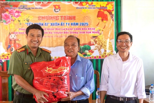 Công an Đắk Nông mang Tết ấm đến với người nghèo